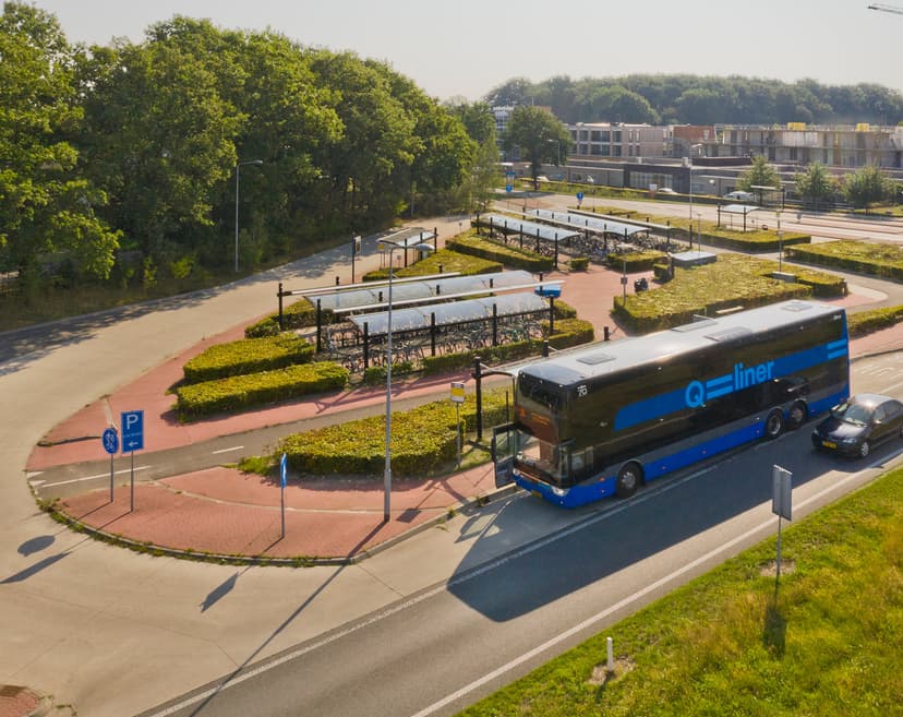 Dubbeldekker Qliner op P+R Borger